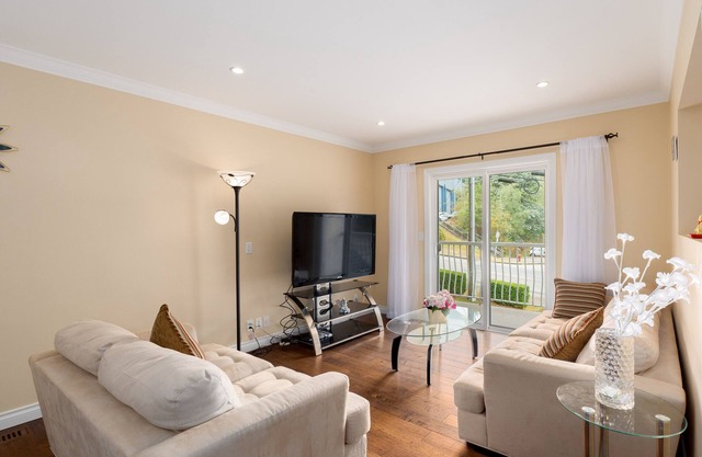 Lovely home three bedroom with free parking