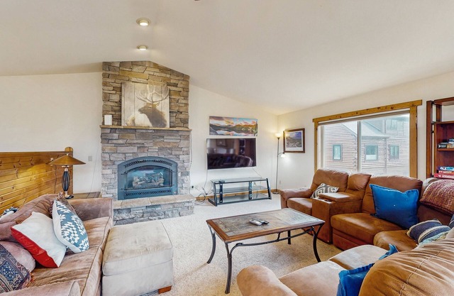 Lovely Home W/Private Hot Tub, Mtn Views & Free WiFi - Close to Keystone Skiing