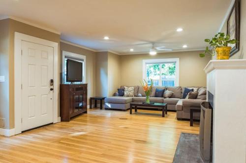 Lovely House near Downtown, Home away from Home!