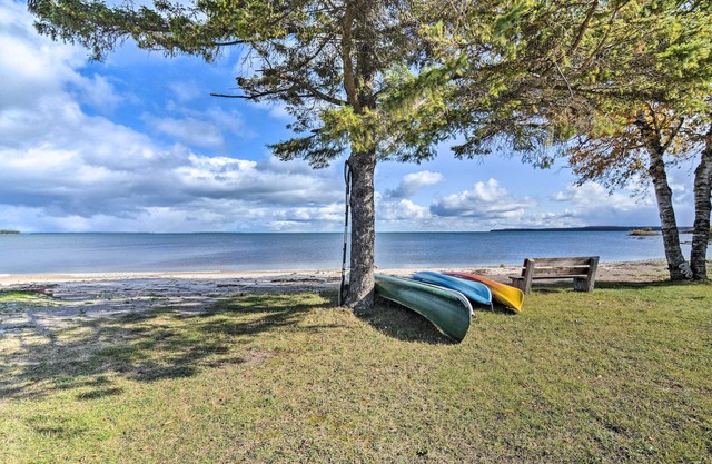 Lovely Lake Huron Getaway: Beach Access & Kayaks!