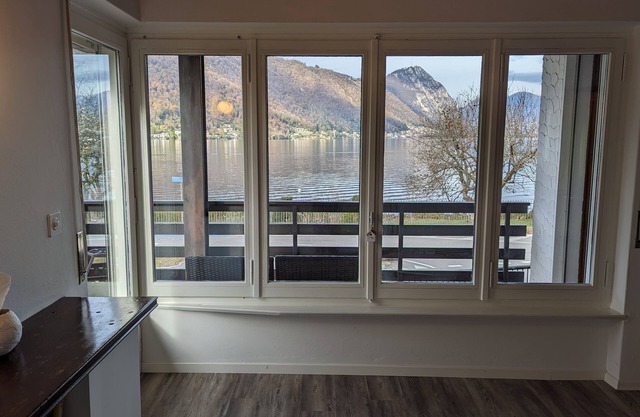 Lovely Lakeside 2-Storey House & Garden