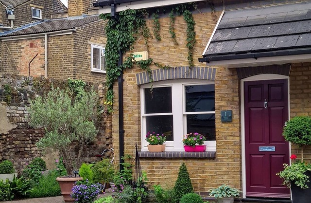 Lovely London Bridge cottage with free parking