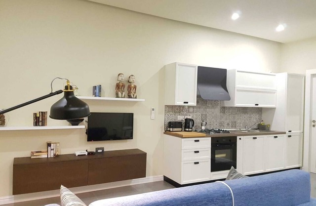 Lovely, Modern Apt 1 min from the sea front