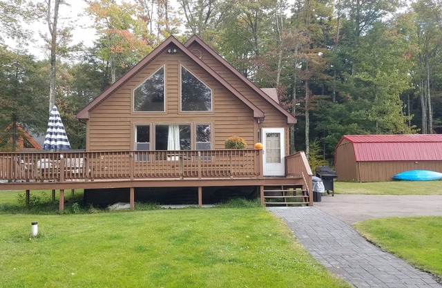 Lovely Mount Storm Waterfront Lake House - pet friendly, child friendly retreat