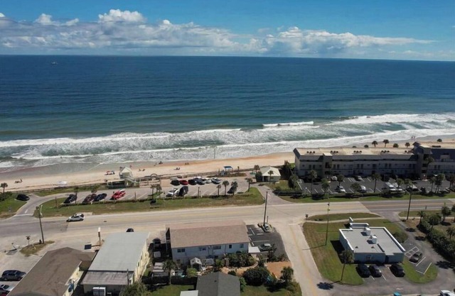 Lovely Ormond Beach bungalow! Walk to the beach!