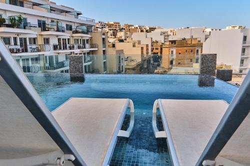 Lovely Penthouse with massive pool
