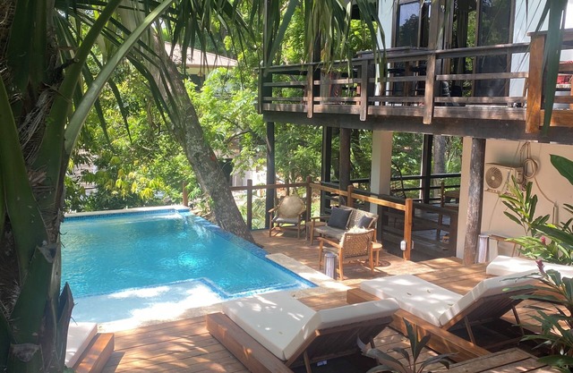 Lovely Pool, Walk to Beach, located btwn West Bay & West End