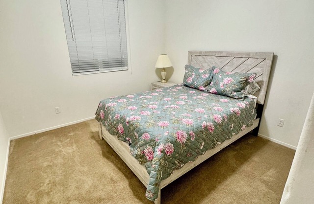 Lovely Room in Hesperia Close to Highway 1