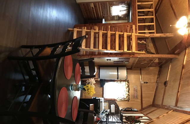Lovely secluded rustic cabin within waking distance of Rocky Top Winery .