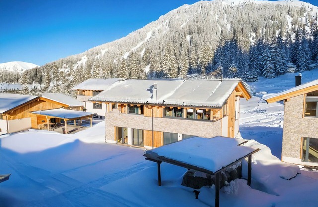 Lovely ski in-ski out lodge with a carport