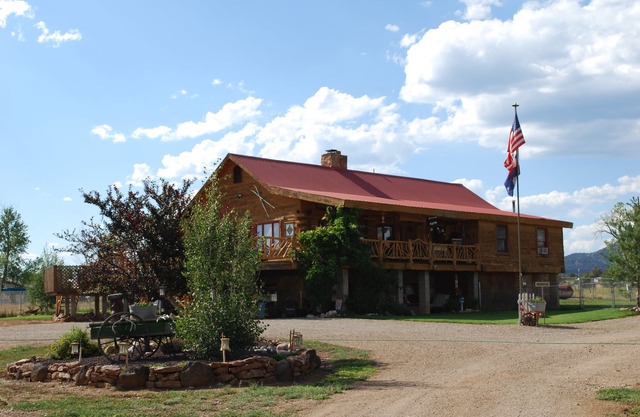 Lovely Spacious 2 in 1 Log Home, Hot Tub, Huge Deck