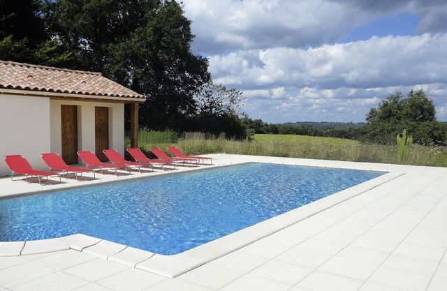 Lovely spacious house, sleeps 14 guests, private saline pool, close to lake
