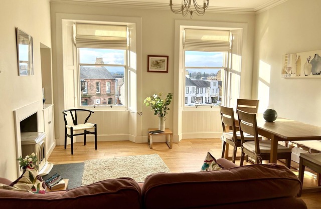 Lovely Townhouse with own garden overlooking the Square sleeps 2-5+ comfortably