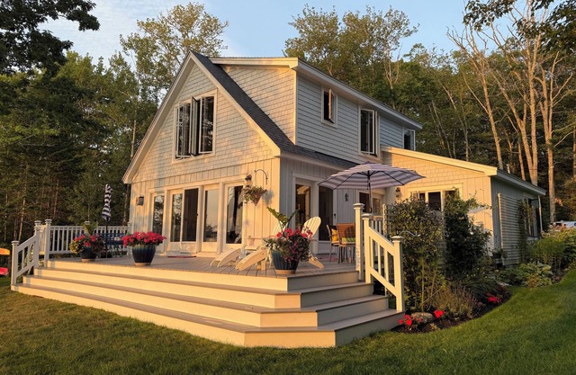Lovely waterfront cottage on Pemaquid Harbor. Weekly stays Saturday to Saturday.