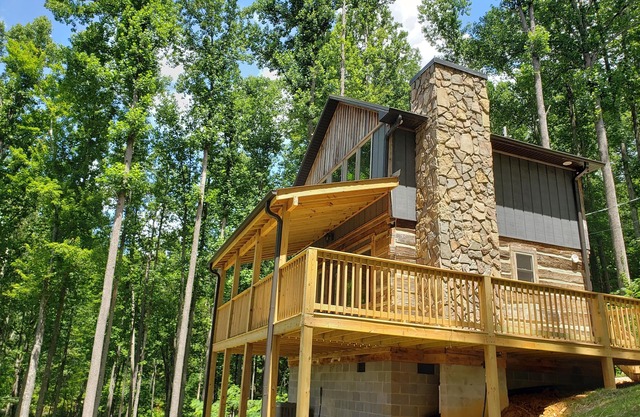 LOVER'S LOFT - PRIVATE ANTIQUE LOG CABIN BETWEEN GBURG & PF WITH GREAT VIEWS!