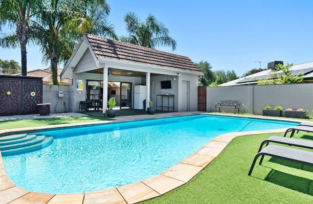 Loves Lakehouse Pet friendly 5 bedroom house.