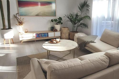 Lovley sunlit apartment walking distance to Cronulla mall and Cronulla Beach