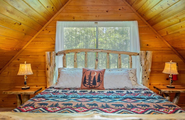LOW RATES! End of summer deals! Cozy cabin w/hot tub! 1BR & a king bed in loft!