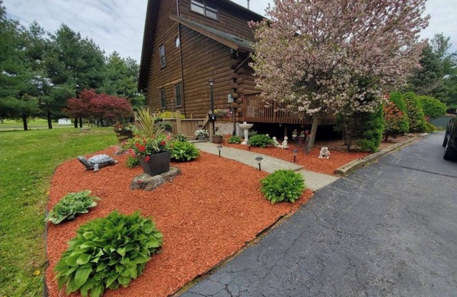 Lower level apt in Spectacular Log Home Estate