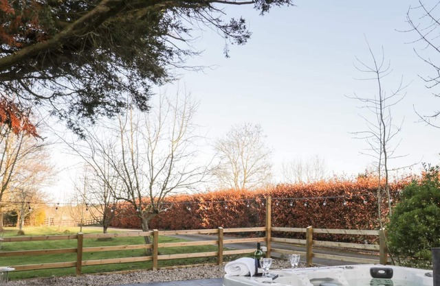LOWER TUNDRIDGE COTTAGE, family friendly, with hot tub in Suckley