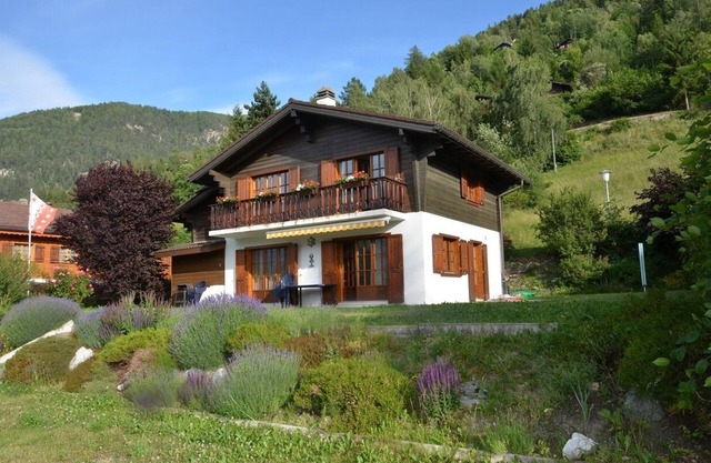 Loye: Chalet Le Colinet, close to Vercorin/Nax. Large sunny garden,