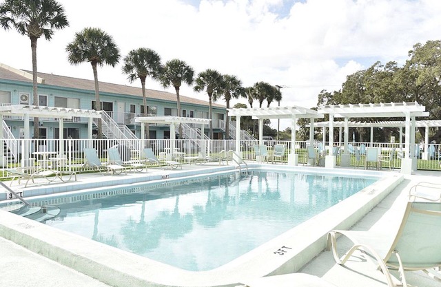 LQQK! Fish Cottage! CLEAN, neat, bright, cozy, and cute!