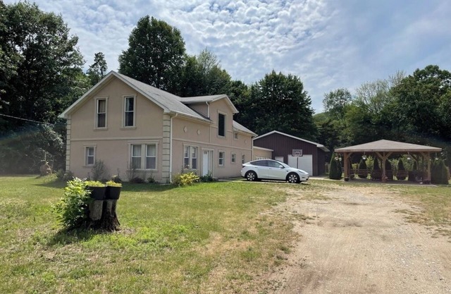 Lrg. Estate w/2 Backyards, 4 Master Bedrooms, 2 Living Rooms, Minute From Beach