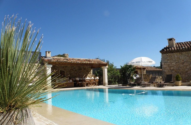 Luberon: prestigious villa with infinity swimming pool and large garden