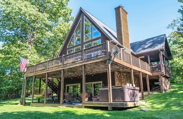 Lucky 12 | Centrally Located, Lake Access, Hot Tub