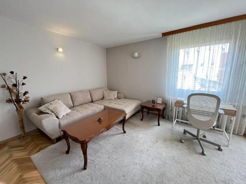 Lugano Couples Quiet Apt w Free Street Parking