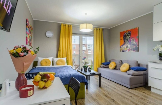 Lumina modern studio with balcony