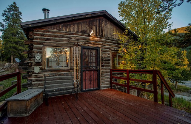 Luna's cozy, romantic cabin in Leadville, Colorado