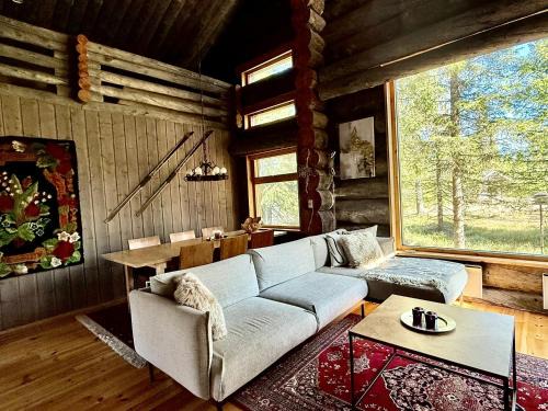 Luosto Villa by Lapland Villas, near Lake Aarnilampi Beach, Sauna, WiFi, Great Private Villa for Families & Outdoor Lovers