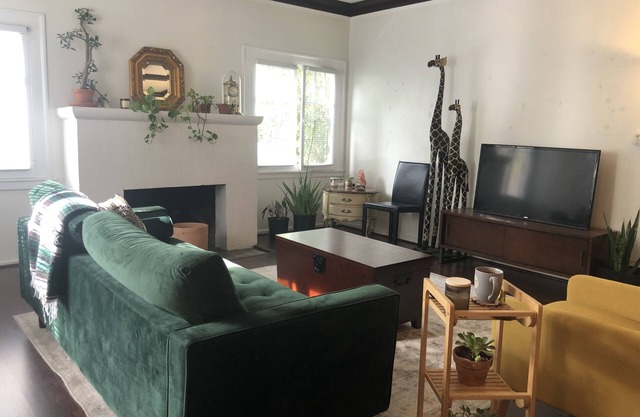 Lush 2x2 Bungalow w/yard near Larchmont Village!