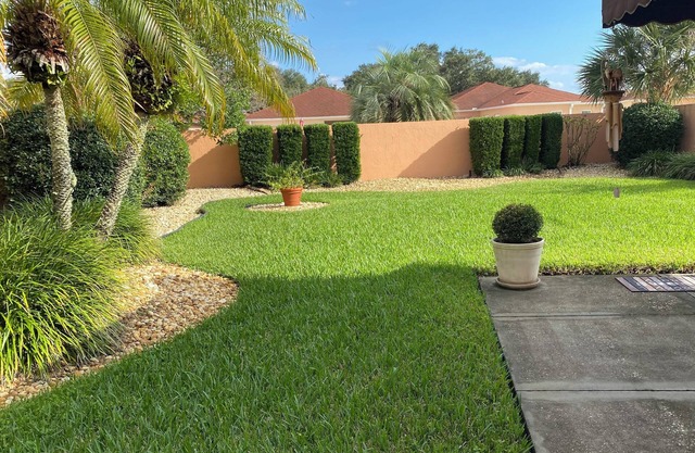 Lush green patio garden villa, excellent location. Golf cart included!