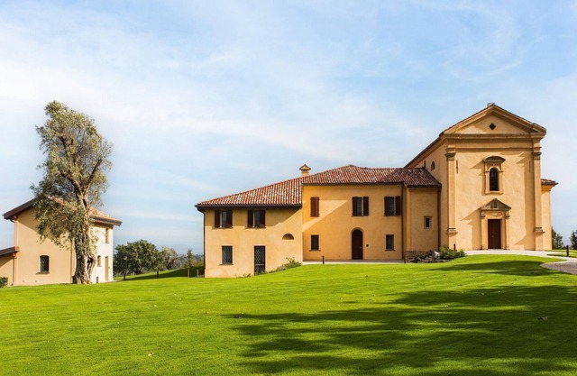 Lush holiday home in Varignana with bubble bath