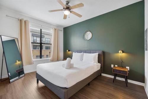 Lux 1B Near Downtown