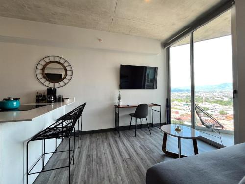 Lux at 15, Pool, Gym and Stylish City Stay