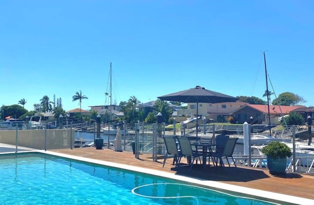 Lux Beds CANAL FRONT Jetty Canoes & 13M Pool