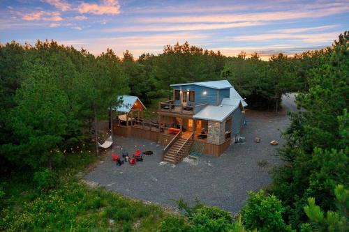Lux Hochatown Cabin! 5 minutes to town-Hot Tub-Fire Pit-Game Room-Mtn Views
