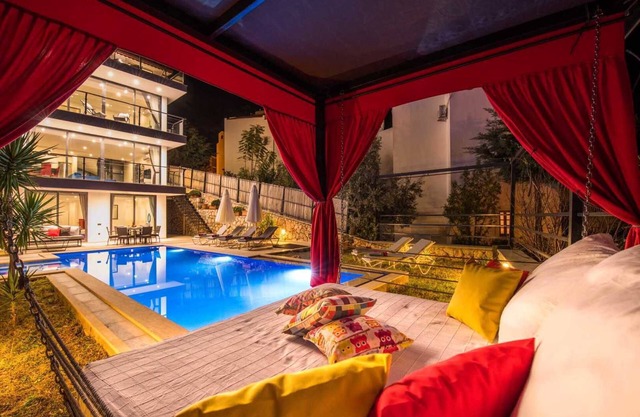 LUX HOLIDAY VILLA