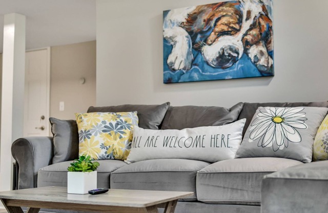 Lux Lake Laurel retreat-King-Dogs Welcome! Sleep 6