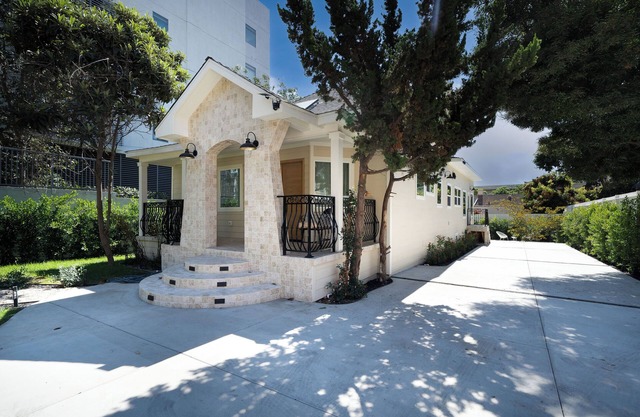 LUX Marvelous 4-bedroom house in Los Angeles with Private Gate and Patio