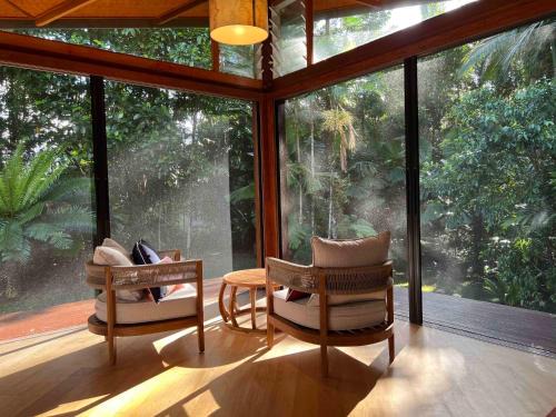 Lux rainforest lodge - 1 King, 2 Singles