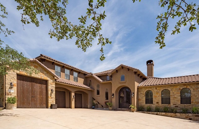 Lux Retreat 3600SqFt on 11Acres, Pool, 5min to Lake Travis,Theatre room, wet bar