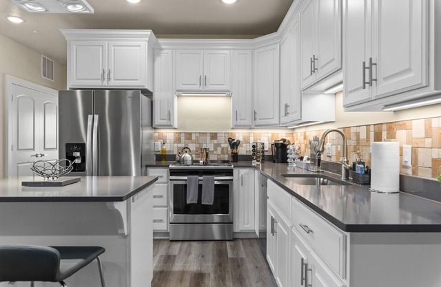 Lux | Step Free | 400+ WiFi | King bed | BYU