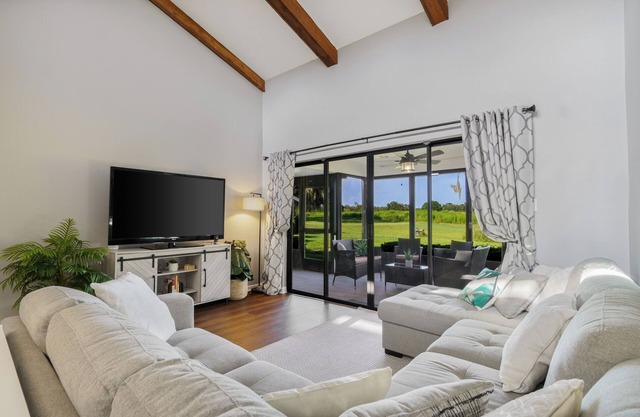 Luxe 2-Bed Condo Near Orlando & Tampa – King Beds, Smart TVs, Serene Terrace, +