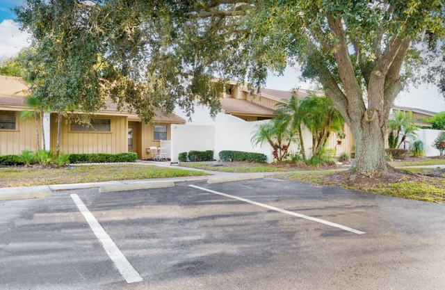 Luxe 2-Bed Condo Near Orlando & Tampa – King Bed, Smart TVs, Serene Terrace, +