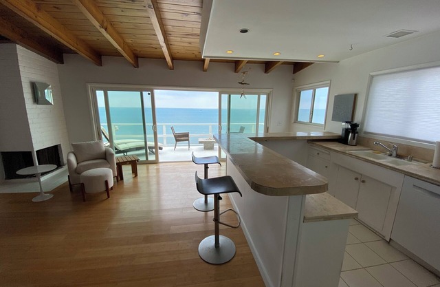 LUXE 2-bedroom Malibu apartment on the sand