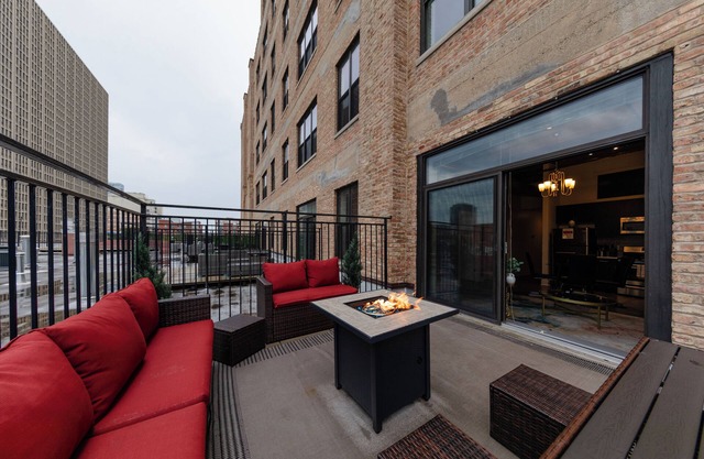 Luxe 2BR Unit with Gym, Patio, & Skyline Views Near McCormick Place & Lakefront